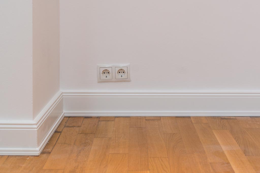 Eine sauber und renovierte frisch gestrichene Wand nach Abschluss von Feuchtigkeitsschutzmaßnahmen